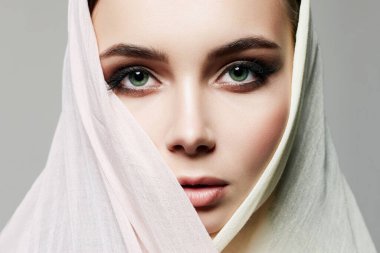 Kafası örtülü güzel genç bir kadın. tesettürlü güzel kız. moda doğulu model