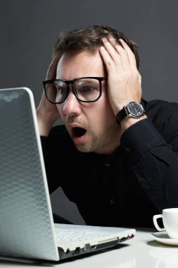 Bilgisayarın başında oturan Duygu Adamı. Gözlüklü komik çocuk. Ofisteki patron. Müdür çok çalışıyor.