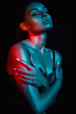 İç çamaşırlı güzel kadın. Şehvetli, parlak ışık saçan güzel kız.