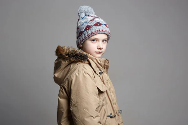 冬季外套时尚男孩 时尚的孩子 时尚少年针织帽子 — 图库照片