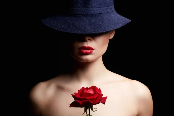 Şapkalı Çiçekli Güzel Genç Kadın Makyajlı Kırmızı Güllü Güzel Bir — Stok fotoğraf