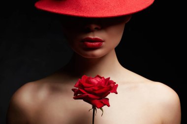 Kırmızı Şapkalı ve Çiçekli Güzel Genç Kadın. Makyajlı ve Rose 'lu güzel bir kız. güzellik portresi