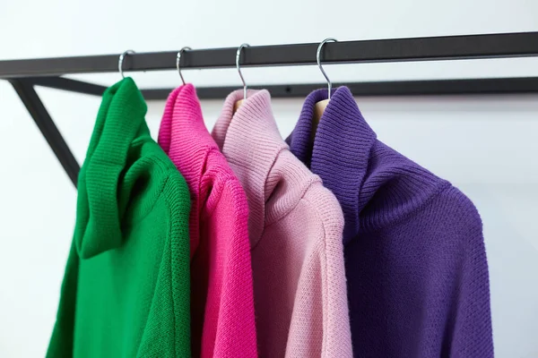 Mağazadaki askıda kadın kazakları. Bayan giyim hala hayattadır. vitrin