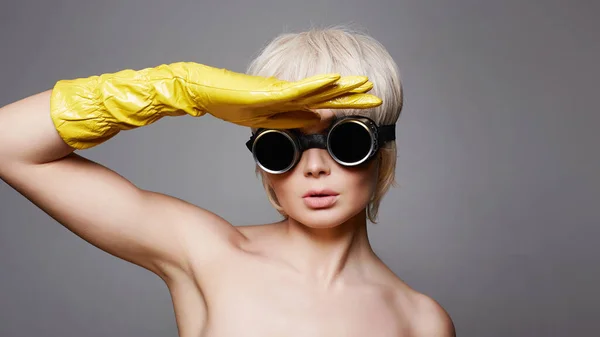 Hermosa Mujer Pelo Rubio Guantes Gafas Sol Estilo Extraño Chica — Foto de Stock