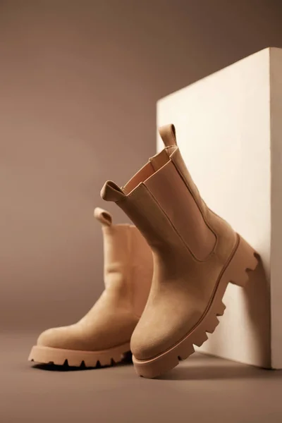 Botas Moda Com Parede Madeira Moda Sapatos Femininos Ainda Vida — Fotografia de Stock