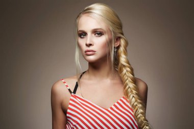 Saçları örgülü güzel bir genç kadın. Güzel moda portresi. Sarışın kız.