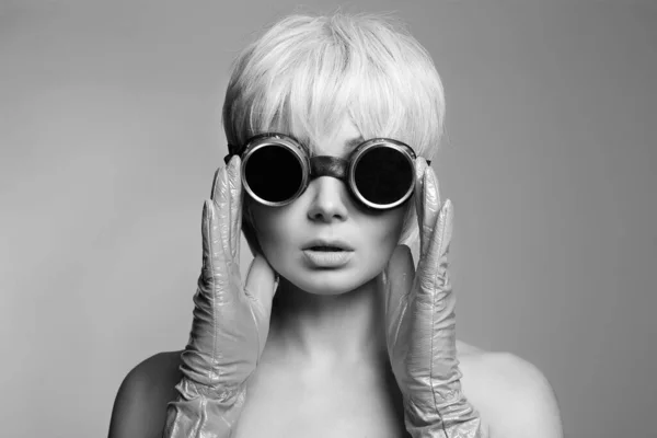 Vacker Blond Hår Kvinna Handskar Och Solglasögon Freak Stil Flicka — Stockfoto
