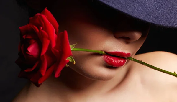 Hermosa Mujer Joven Sombrero Flor Chica Sosteniendo Rosa Roja Boca — Foto de Stock