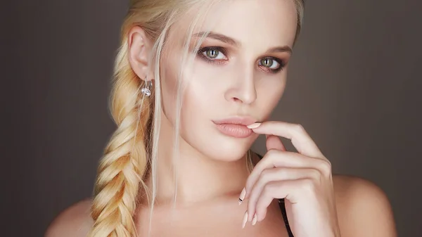 Schöne Junge Frau Mit Geflochtenen Haaren Schönheitsmodenporträt Blondes Mädchen — Stockfoto