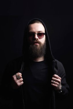 Hood'daki adam ve güneş gözlüğü. Kapüşonlu çocuk. karanlıkta sakallı adam portresi