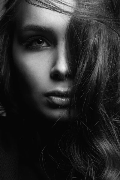 Hermosa Joven Retrato Moda Blanco Negro Chica Morena —  Fotos de Stock