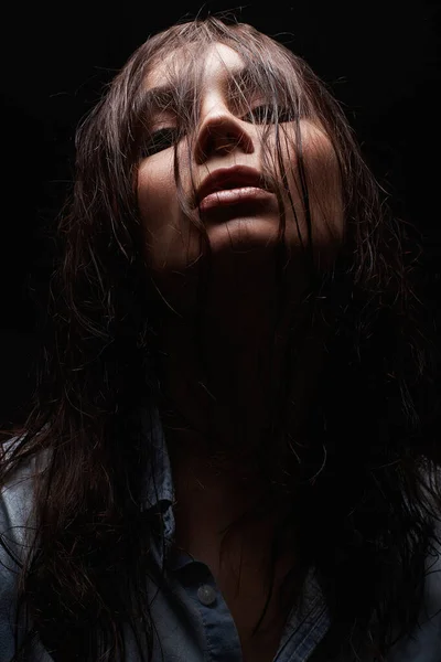 ランプの下で若い濡れた女性 濡れた髪の美しい女の子 — ストック写真