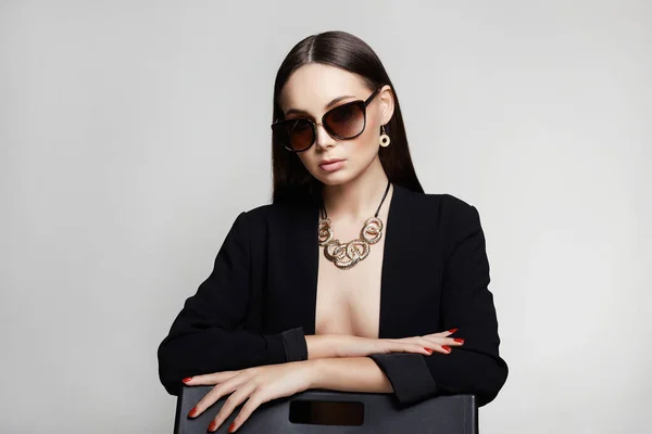 Güneş Gözlüklü Mücevherli Güzel Seksi Bir Kadının Moda Portresi Altın — Stok fotoğraf