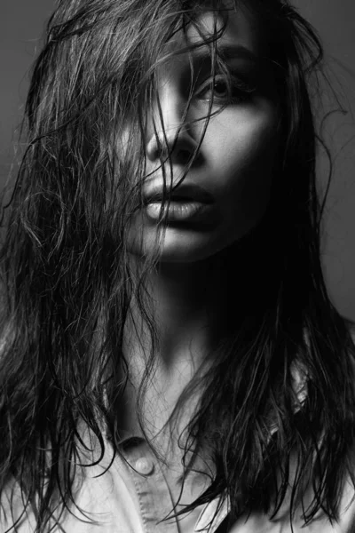 年轻的湿女人黑白照片 头发湿透的漂亮女孩 — 图库照片