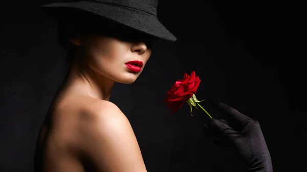 帽子と手袋で花を保持する美しい若い女性 メイクと赤いバラの素敵な女の子 美肖像画 — ストック写真