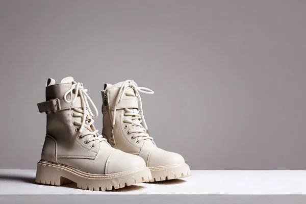 Botas Brancas Mesa Madeira Sapatos Moda Ainda Vida Foto Elegante — Fotografia de Stock