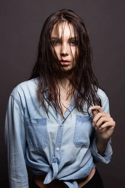 Jovem Camisa Jeans Menina Bonita Com Cabelo Molhado — Fotografia de Stock