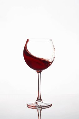Şarablı bardak, güzel natürmort. Beyaz arkaplanda izole edilmiş şarap kadehi