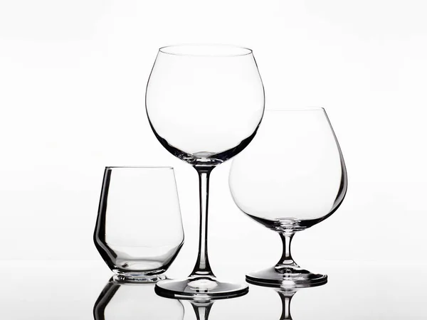 白色背景的空酒杯 美丽的静谧生活 龙舌兰酒和葡萄酒艺术海报 — 图库照片