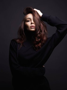 Güzel genç bayan. Makyajlı ve sağlıklı saçlı şehvetli güzel bir kız.