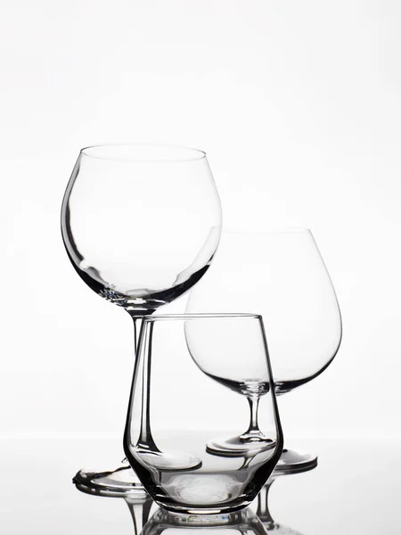 白色背景的空酒杯 美丽的静谧生活 龙舌兰酒和葡萄酒艺术海报 — 图库照片