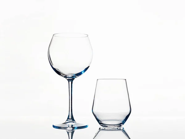 白色背景的空酒杯 美丽的静谧生活 温格拉斯 艺术海报 — 图库照片