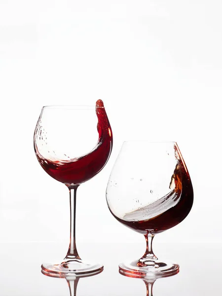 红酒和酒杯中的白兰地 美丽的静物画 — 图库照片