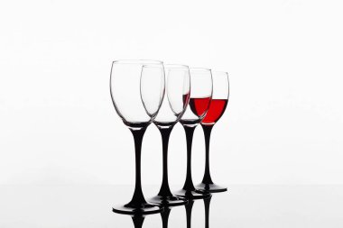 Gözlüklü kırmızı şarap. Güzel, sakin bir hayat. Şarap bardakları. Poster