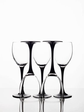 Beyaz arka planda boş şarap kadehleri. Güzel, sakin bir hayat. Şarap bardakları. resim posteri