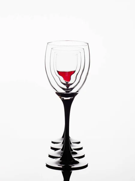 Occhiali Vino Sullo Specchio Vino Rosso Bicchiere Bella Natura Morta — Foto Stock