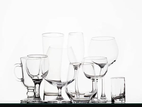 Různé Prázdné Brýle Bílém Pozadí Krásná Zátiší Sbírky Alkoholových Brýlí — Stock fotografie