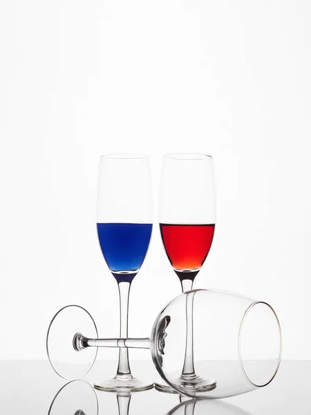 Occhiali Vino Sullo Specchio Liquidi Rossi Blu Bicchieri Bella Natura — Foto Stock