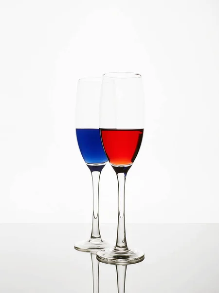 眼镜中的红色和蓝色液体 美丽的静谧生活 镜子上的眼镜 — 图库照片