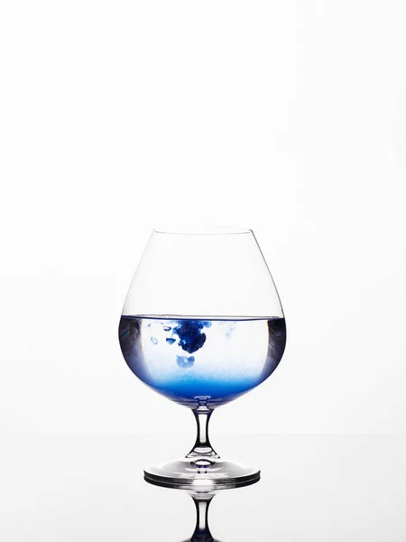 Liqueur Bleue Verre Belle Nature Morte Lunettes Vin Sur Miroir — Photo