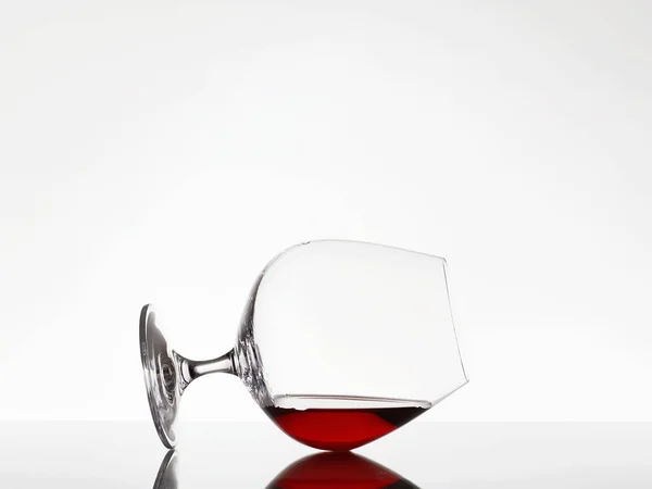 有红酒或白兰地的杯子 美丽的静谧生活 Wineglass在桌子上 — 图库照片