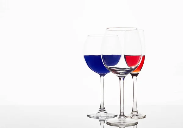 Lunettes Vin Sur Miroir Liquides Rouges Bleus Dans Des Verres — Photo