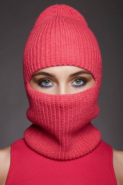 Kırmızı kar maskeli güzel bir kız. Yeni Şapka stili. Moda maskeli güzel gözlü kadın