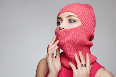 Kırmızı kar maskeli güzel bir kız. Yeni Şapka stili. Güzel bir kadında moda Pembe Maske