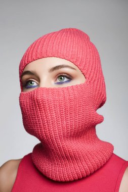 Kırmızı kar maskeli kızın güzel gözleri. Yeni Şapka stili. Güzel bir kadının son moda maskesi