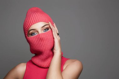 Kırmızı kar maskeli güzel bir kız. Yeni Şapka stili. Güzel bir kadının son moda maskesi