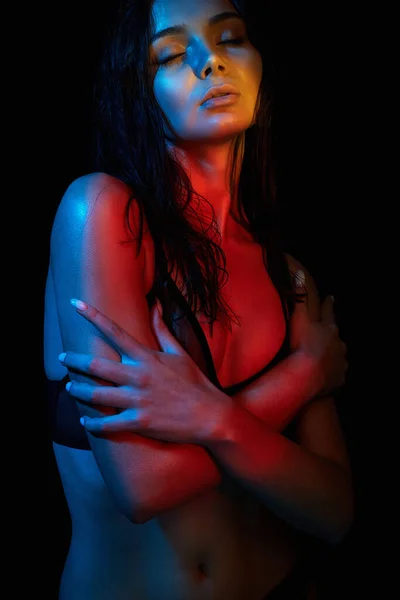 在内衣的湿头发女人 在明亮的灯光下的性感美女 — 图库照片