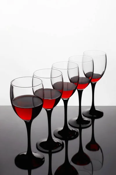酒杯里的红酒 美丽的静谧生活 Wineglasses — 图库照片