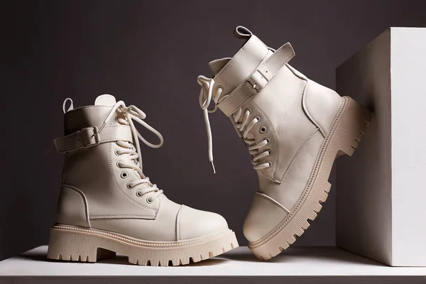 Λευκές Μπότες Ξύλινο Κουτί Παπούτσια Μόδας Νεκρές Φύσεις Κομψή Φωτογραφία — Φωτογραφία Αρχείου