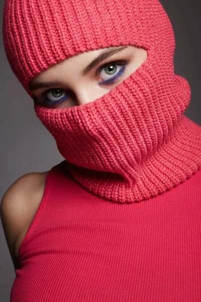 Mooi Meisje Rode Bivakmuts Nieuwe Hoofdmode Trendy Masker Mooie Ogen — Stockfoto