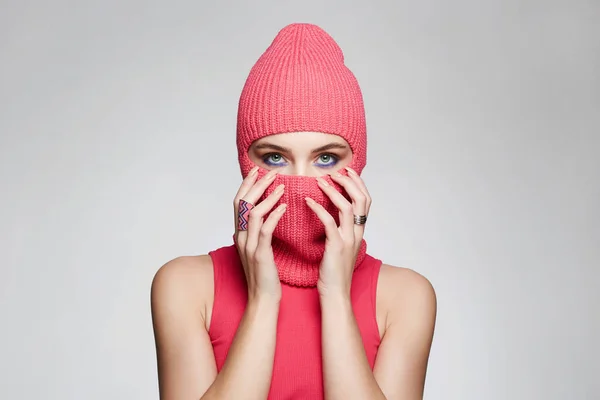 Schönes Mädchen Roter Sturmhaube Neuer Hutstil Trendy Rosa Maske Auf — Stockfoto