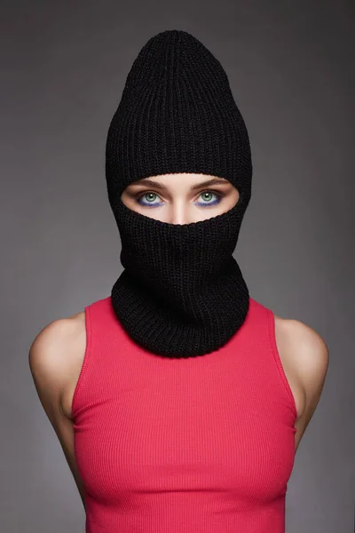 Mooi Meisje Zwarte Bivakmuts Trendy Masker Mooie Vrouw Nieuwe Hoed — Stockfoto