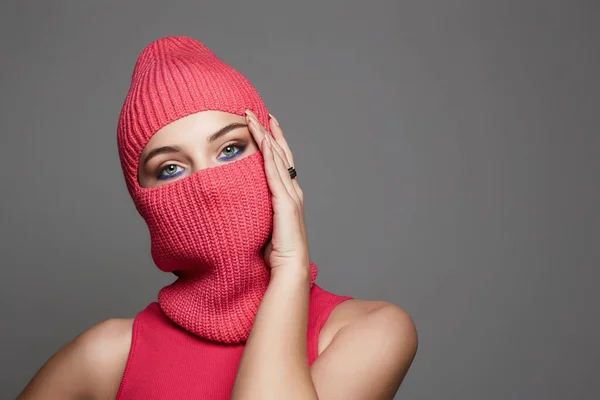 Hermosa Chica Pasamontañas Rojo Nuevo Estilo Sombrero Máscara Moda Mujer — Foto de Stock