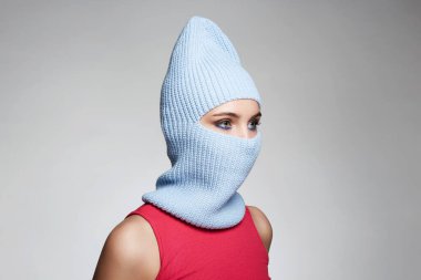 Mavi kar maskeli güzel bir kız. Güzel bir kadının son moda maskesi. Yeni Şapka Stili