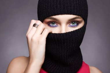 Siyah kar maskeli güzel bir kız. Güzel bir kadının son moda maskesi. Yeni Şapka Stili