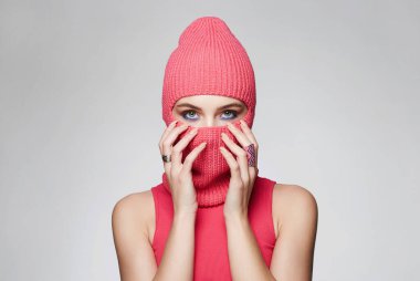Kırmızı kar maskeli güzel bir kız. Yeni Şapka stili. Güzel bir kadında moda Pembe Maske